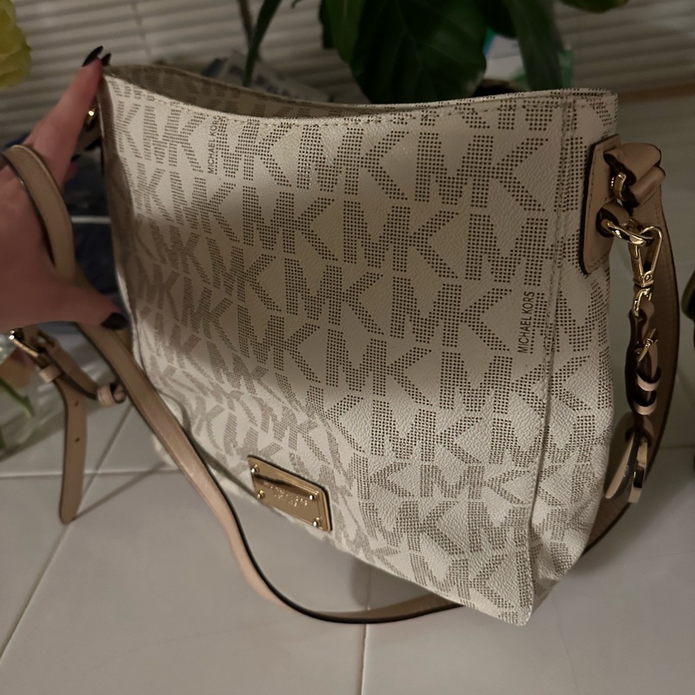 Michael Kors jet set bag barely used